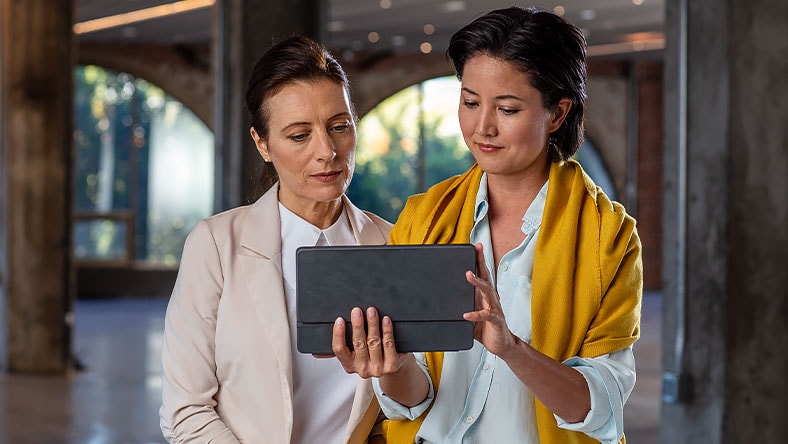 Twee vrouwen die een tablet gebruiken