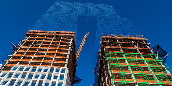 Vue depuis le bas d'un modèle&nbsp;3D d'un bâtiment de plusieurs étages partiellement construit composé de 2&nbsp;tours