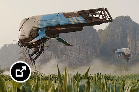 宇宙飞船在一片高高的草地上空盘旋。