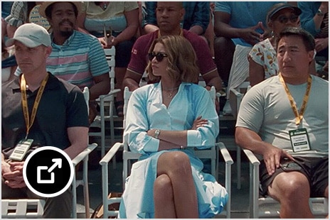 看台上观看网球比赛的球迷。