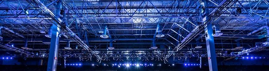 immagine di un ampio soffitto con dispositivi di illuminazione e tubi a vista