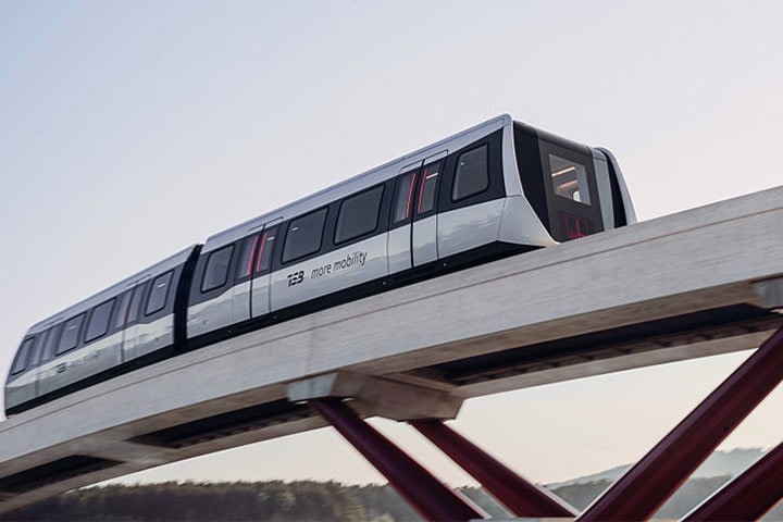在高架轨道上的磁悬浮列车。图片来源：Max Bögl。