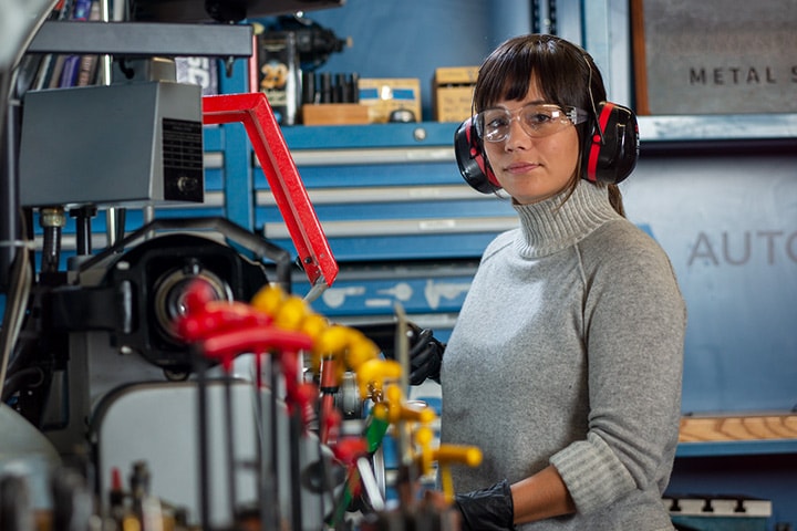 Eine Frau arbeitet in einer Metallwerkstatt im Autodesk San Francisco Technology Center