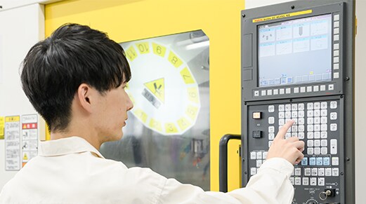 CNC 機械オペレーター