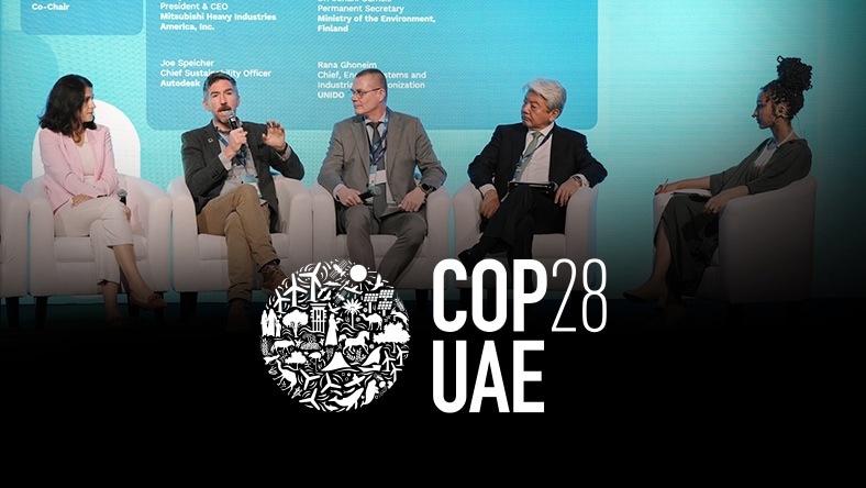 Menschen auf der Bühne bei der COP28