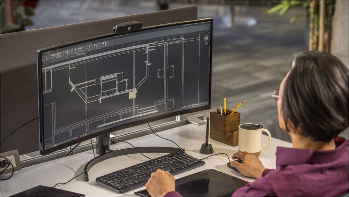 AutoCADで住宅の平面図を作成する設計者。CADソフトを使用した建築設計の作業風景。