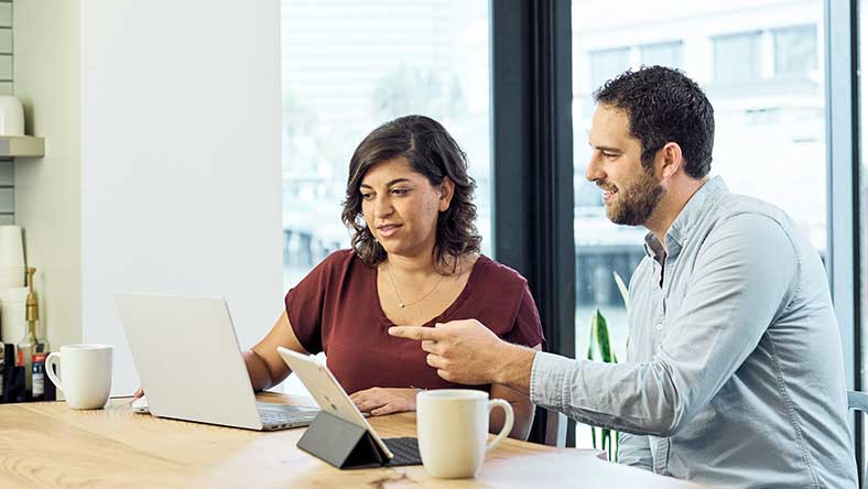 People using AutoCAD in a mobile environment.