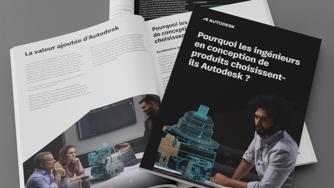 Concepteur assis à côté d'un bureau et illustration d'un prototype de produit flottant sur le bureau