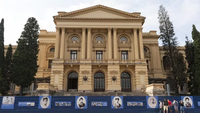 An image shows a small crowd gathered outside of the Museu do Ipiranga in Brazil.