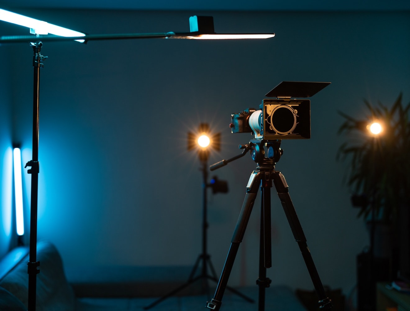 Lightning equipment and digital camera on a tripod in a studio.