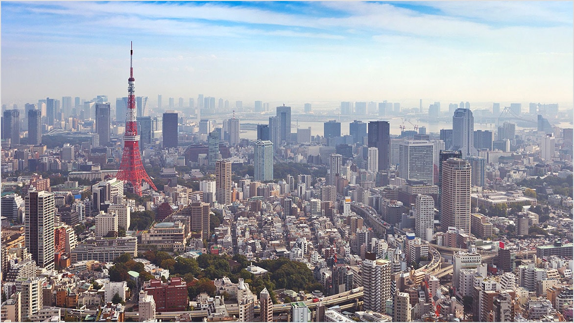 聖カジェタン劇場教会とオデオン広場のあるミュンヘンのスカイラインの眺め。