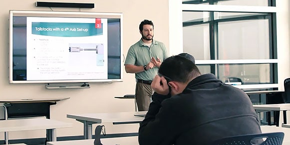 Educador enseñando a estudiantes en un salón de clases