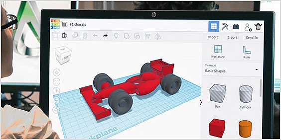 Tinkercad で 3D モデルに取り組む学生