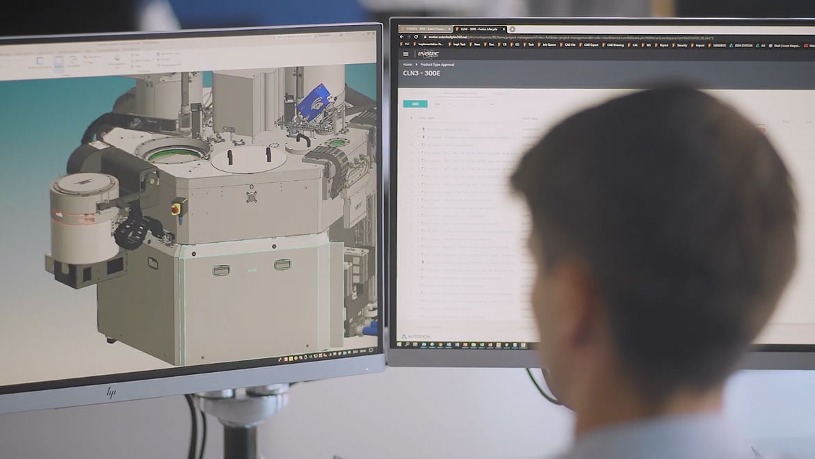 コンピューター画面の Fusion 360 Manageソフトウェアを見る男性