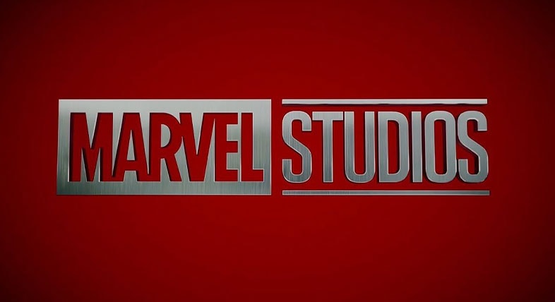 빨간색 배경의 Marvel Studios 로고