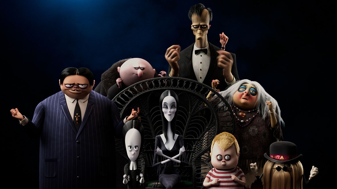 Acht Figuren aus der „Addams Family“ sitzen für ein Porträt Modell