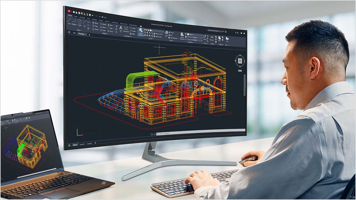 オフィスのモニタで AutoCAD の 3D モデルを使用する女性