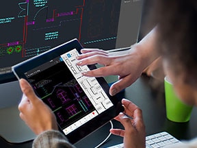 Dois homens compartilhando um tablet usam ferramentas básicas de desenho no aplicativo móvel AutoCAD