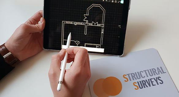 Un géomètre dessine une conception sur une tablette avec l'application mobile AutoCAD