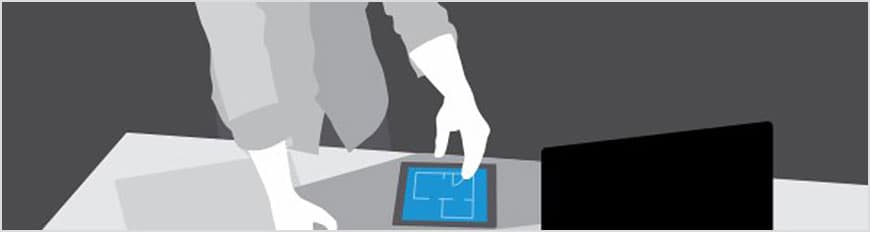 Bir kişi AutoCAD mobil uygulaması aracılığıyla çizimlere erişiyor