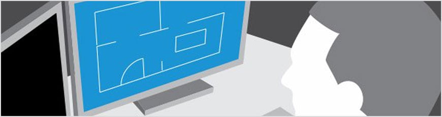 Una persona visualizza disegni di AutoCAD su un computer desktop