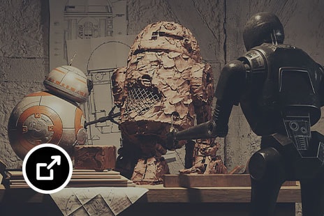 Karaktärer ur Stjärnornas krig, B-8 och K-2SO, som skulpterar en R2-D2-modell