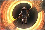 Astronauta che galleggia nello spazio di fronte ad un buco nero