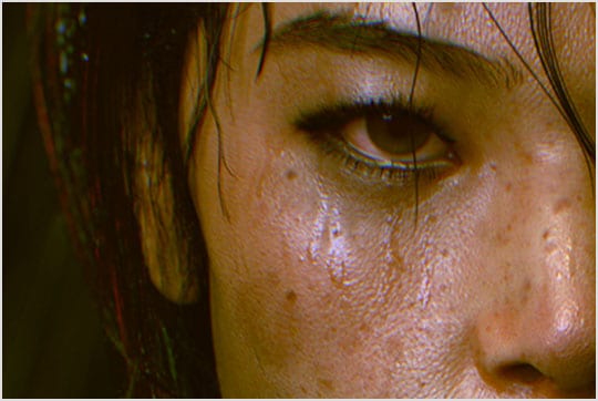 站在雨中的黑发披肩的女士