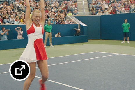 Joueuse de tennis célébrant une victoire sur un court dans le film « Terre battue »