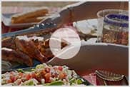 Video: glazen worden vervangen met bekers met de merknaam El Pollo Loco terwijl vier mensen buiten eten aan een tafel 