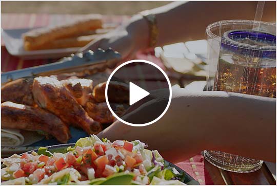 视频:四个人在户外餐桌上用餐时,玻璃杯被 El Pollo Loco 品牌的杯子取代