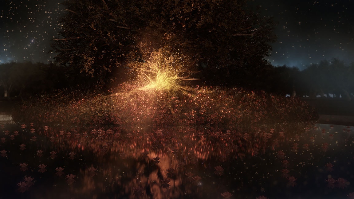 Et stort tre i en innsjø om natten, lyst opp på innsiden av stråler med lys, omringet av vannliljer