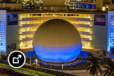 Secciones prefabricadas de la cúpula de un planetario para un museo de Miami 