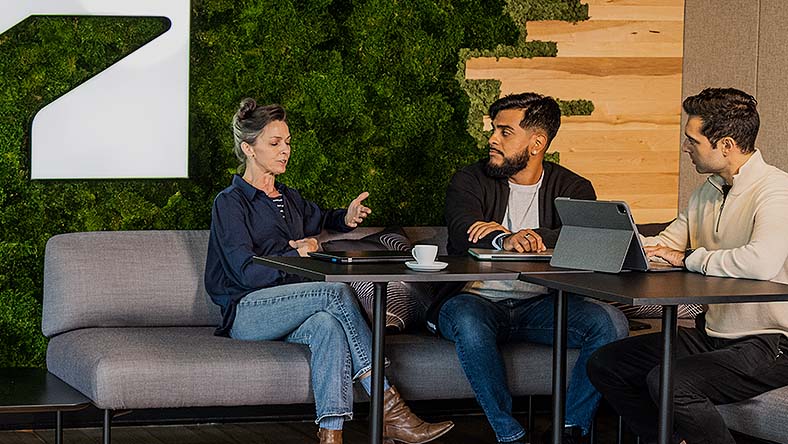 Profesionales de la arquitectura, la ingeniería y la construcción en una reunión