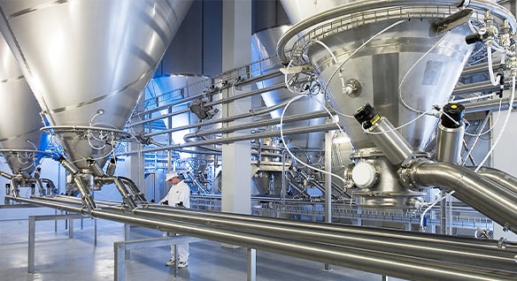 工場フロアに設置された大規模な産業用食品加工機器