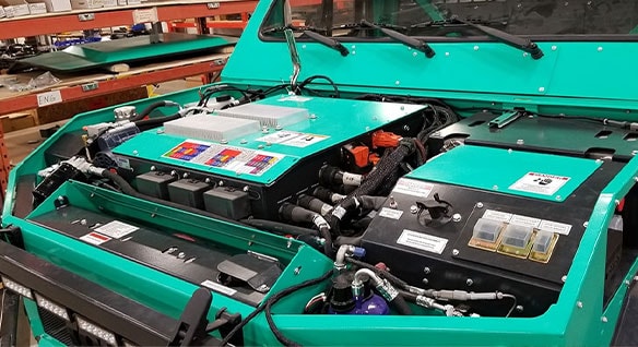 Blick unter die Motorhaube des Rokion&nbsp;RXOO, eines batteriebetriebenen Schwerlast-Elektrofahrzeugs für die Bergbauindustrie