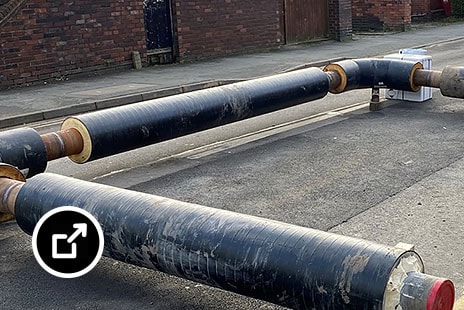 Underjordiska fjärrvärmerör för koldioxidreduktion på en gata i Stoke-on-Trent, Storbritannien.