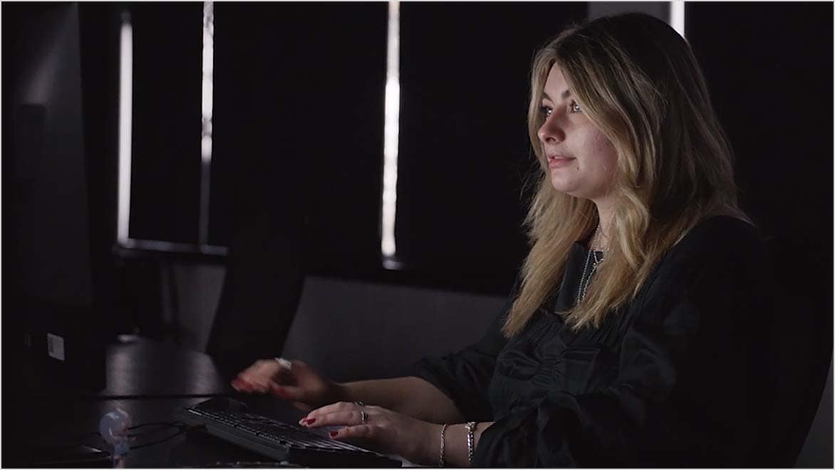 Editor uses Autodesk Flow Capture on a computer in a dark room