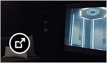 一个男人坐在沙发上审核电视屏幕上的镜头 