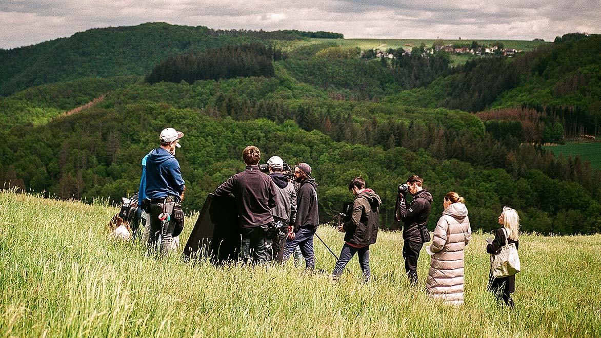 在使用 Autodesk Flow Capture 编辑的场景中，一个女孩进入车库 