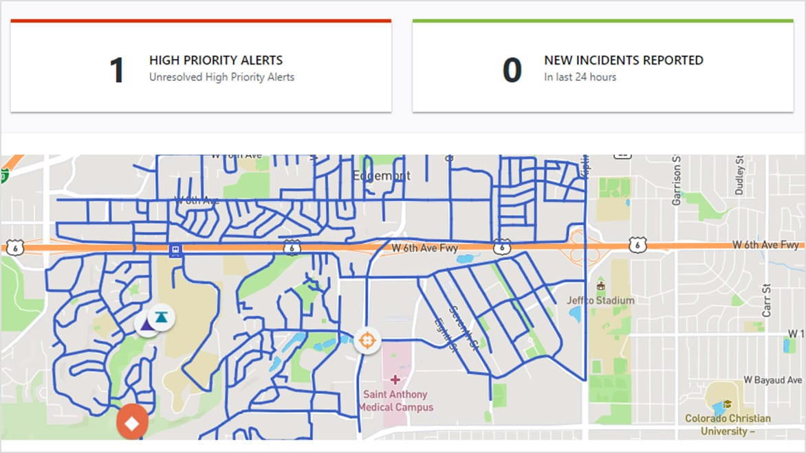 町の地図と最新のアラートが表示された Info360 Insight のユーザー インタフェース