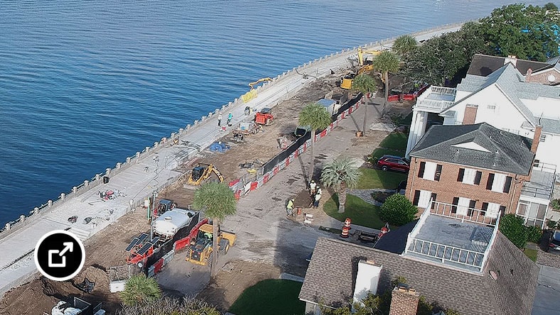 在查尔斯顿 Low Battery 海堤上施工