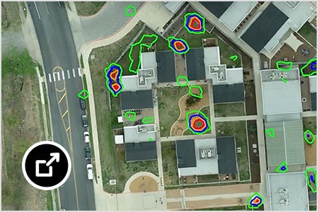 显示积水和沟渠的施工现场鸟瞰图