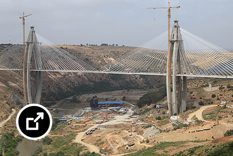 横跨 Bouregreg 河的 6 车道大桥，穿过 2 个巨大的弧形桥塔