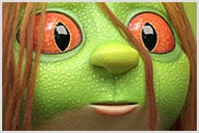 Detailní pohled na žabí postavu s lidskými vlasy