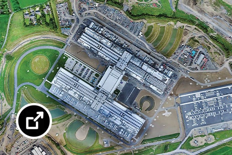 Letecký pohled na datové centrum Facebooku v&nbsp;Irsku 