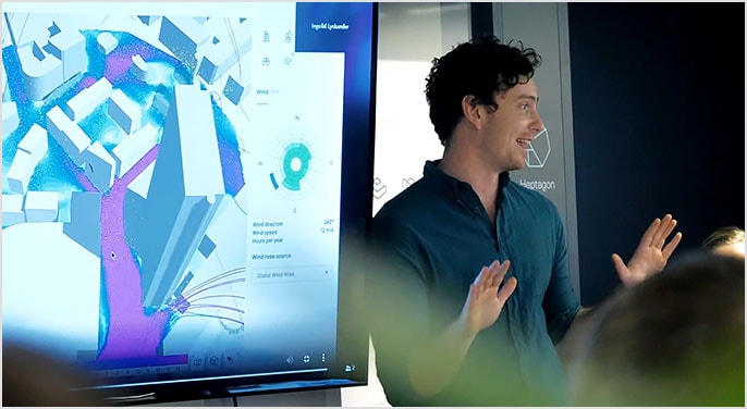 En person pratar med en publik och Spacemaker projiceras på en skärm 