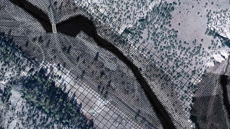 XPSWMM simulation software displaying a river on a GIS system with topographic terrain elements 