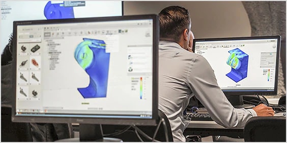 Schulung in einem Seminarraum mit Autodesk Fusion-Software auf den Bildschirmen