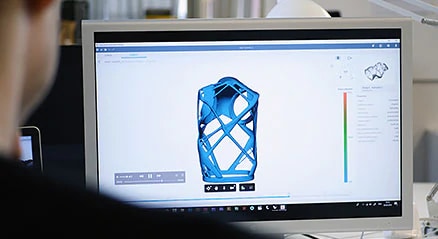복잡한 파란색 안전 조끼의 렌더링을 표시하는 컴퓨터 화면